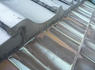 銅板腰葺き屋根の雨漏り改修工事施工前