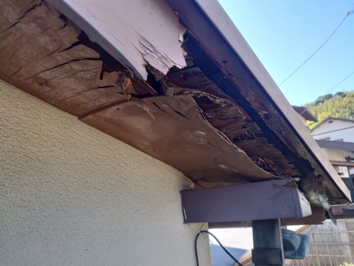 破風板及び軒天補修工事施工前