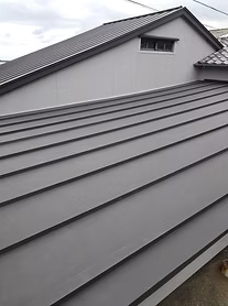 ポリカ－ボネ－ト及びＳＧＬ鋼板の小波にて外壁張り替え工事が完了