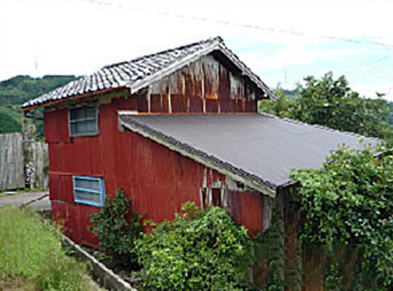 築50年の小屋のSGL鋼板による外壁張り替え工事施工前