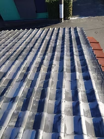 重たい瓦を下した屋根　