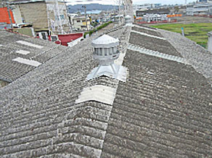 工場スレ－ト屋根のSGL鋼板によるカバ－工法工事施工前