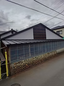 既存桟葺き屋根のカバ－工法工事