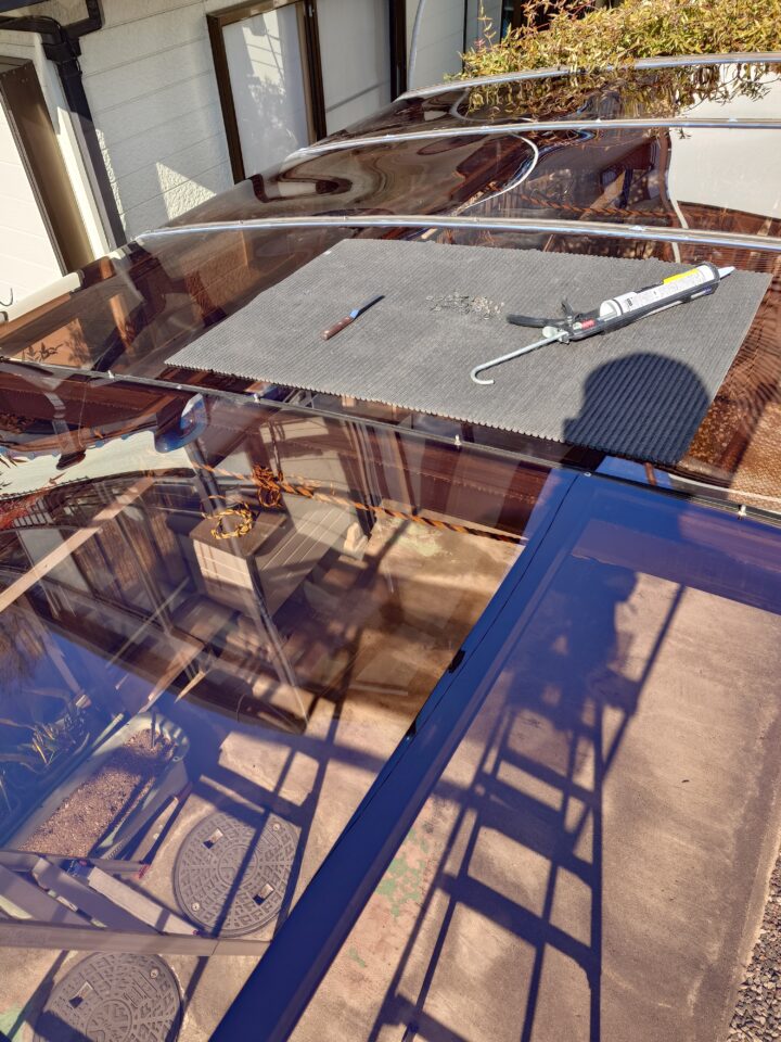 カーポート屋根葺き替え工事の施工途中の様子