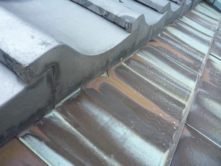 銅板腰葺き屋根の雨漏り改修工事施工前