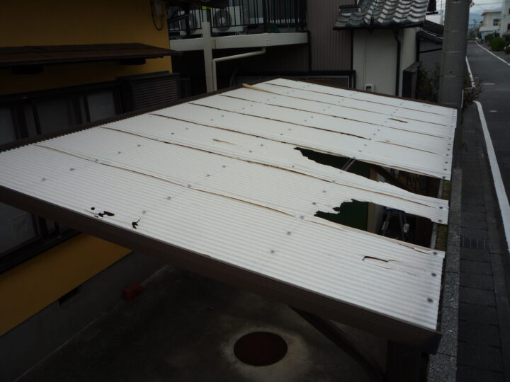 ポリカ－ボネ－ト製屋根へ葺き替え工事施工前