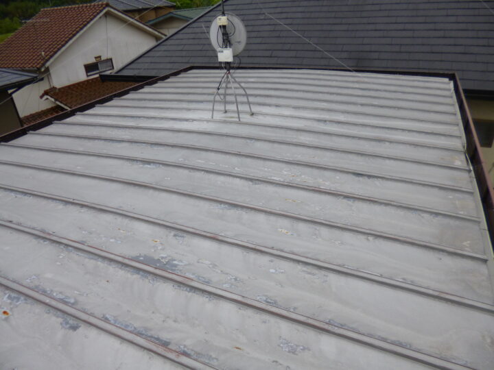 芯木無し瓦棒葺き(旧式)屋根の改修工事施工前