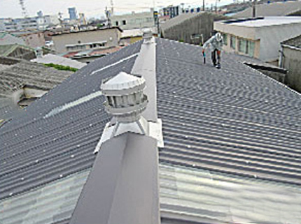 工場スレ－ト屋根のSGL鋼板によるカバ－工法工事施工後