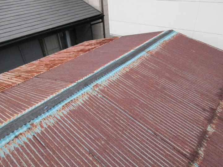 小波屋根のカバ－工法工事施工前