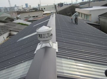 工場のストレート屋根のカバー工法による屋根のリフォーム工事