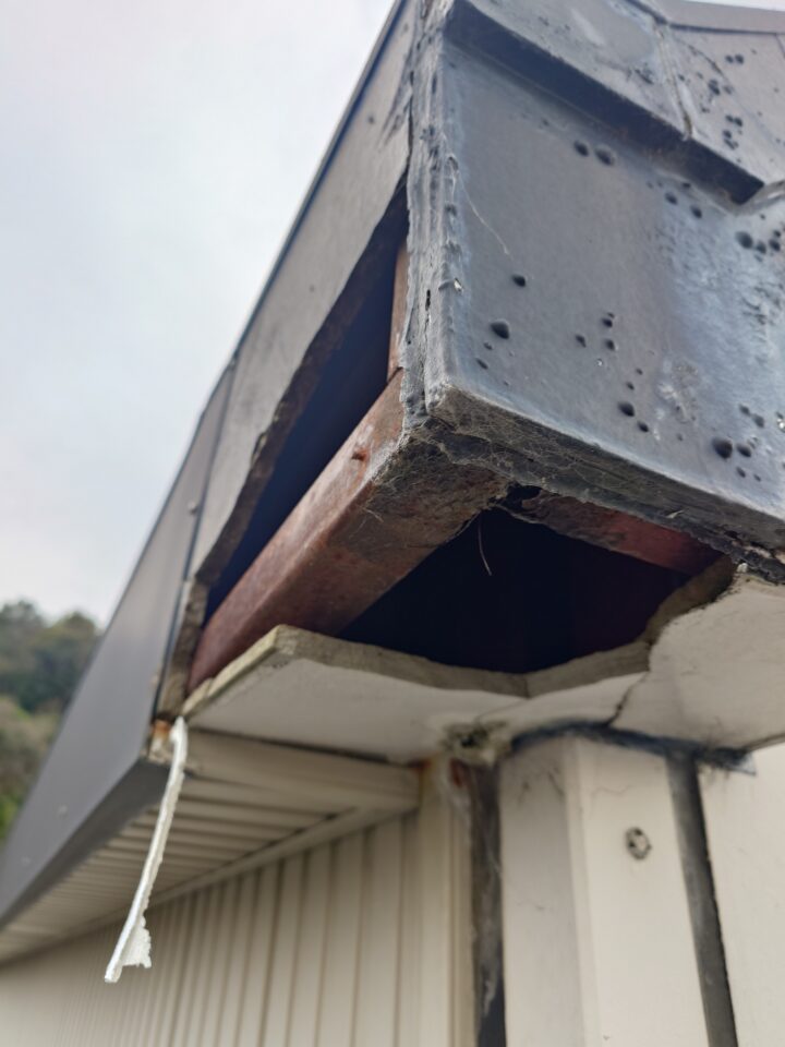 永嶋板金店　お知らせ|【高所作業車による４階建ての軒天及び破風板補修工事】の画像