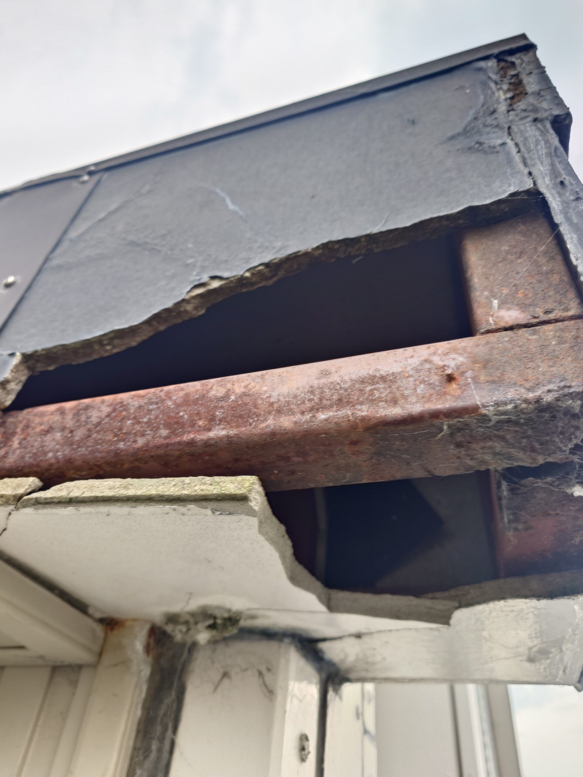 【高所作業車による4階建ての破風板及び軒天補修工事】