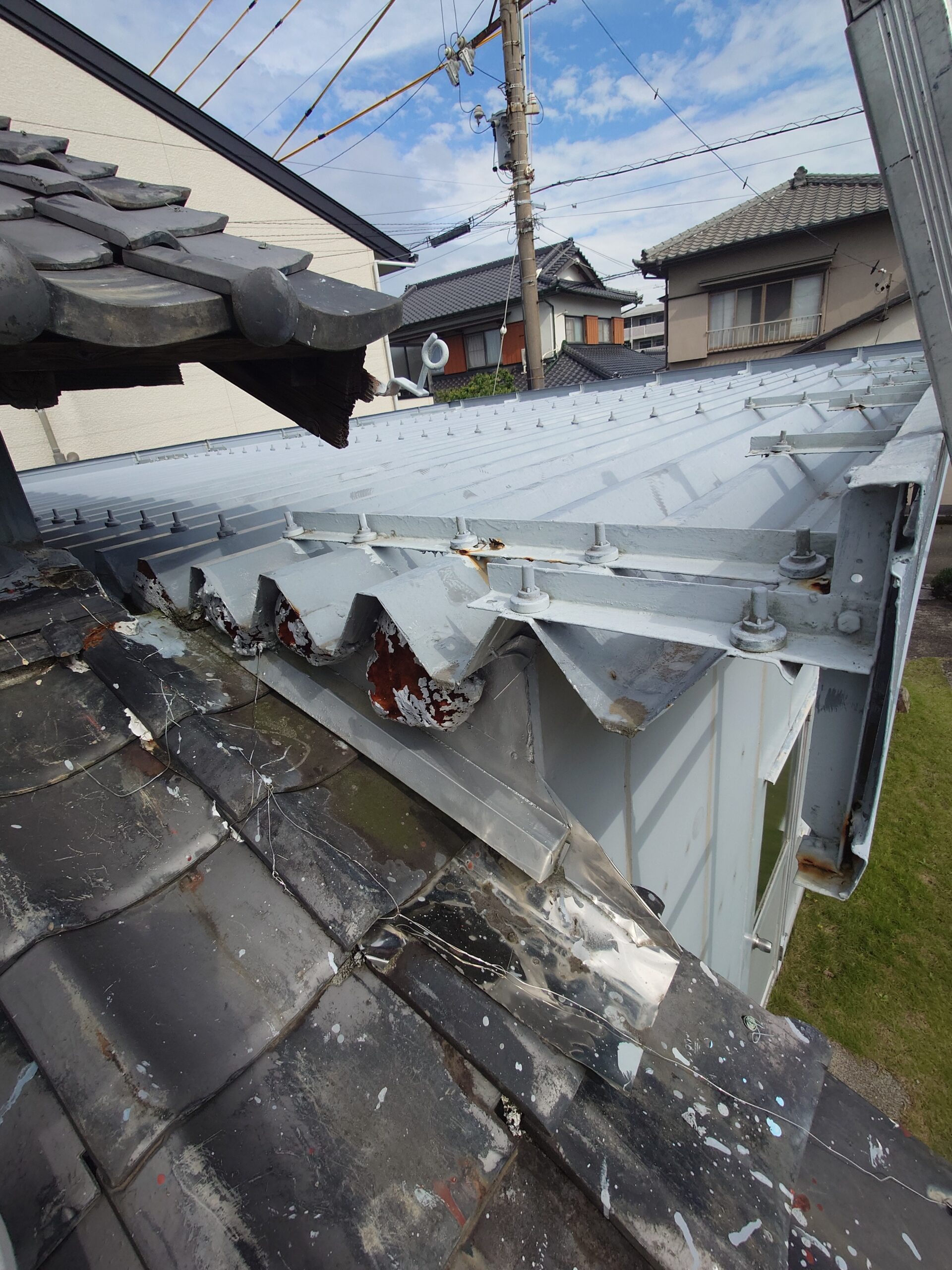 【ガレージの折板屋根の雨樋増設工事】