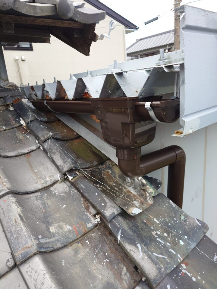 永嶋板金店 お知らせ|【ガレージ折板屋根に雨樋増設工事】の画像