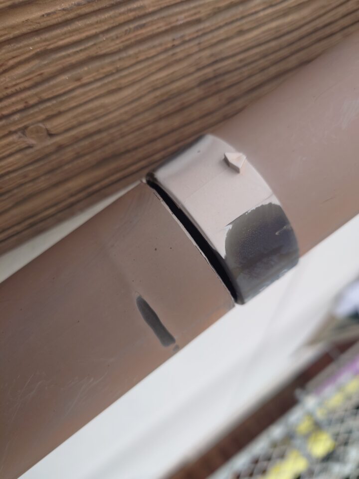 永嶋板金店　お知らせ|【雨樋(竪樋)からのボタボタ雨漏り修理工事】の画像